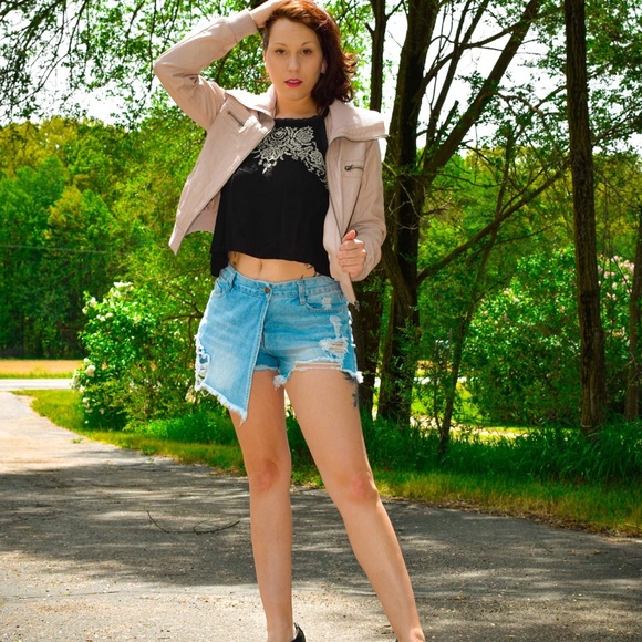 Meet your Posher, Alyssa - Picture 2 of 6